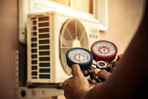 Professional Hvac technician working in Oxford, FL